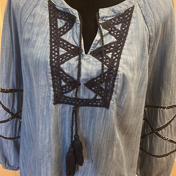 Light denim look blouse with black crochet detail - Picture 4 of 7